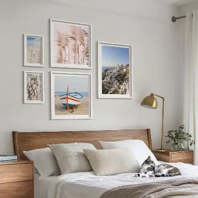 Ensemble de 5 tableaux représentant des paysages de plages et bâtiments blancs
