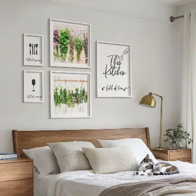 Ensemble de 5 tableaux représentant des accessoires de cuisine et des herbes aromatiques