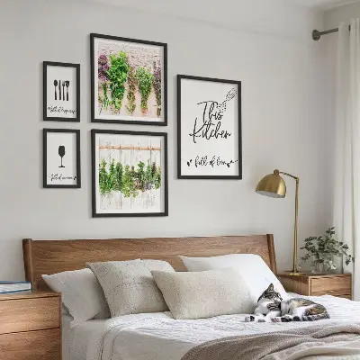 Ensemble de 5 tableaux représentant des accessoires de cuisine et des herbes aromatiques