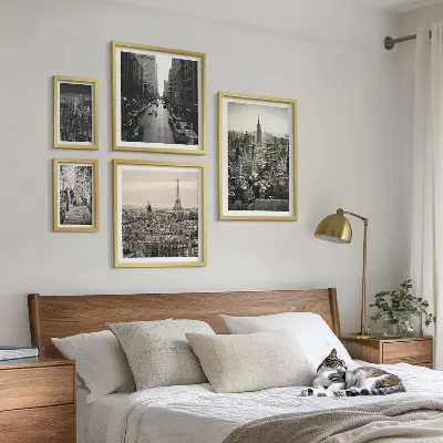 Ensemble de 5 tableaux représentant des panoramas urbains de capitales européennes