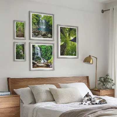Ensemble de 5 tableaux représentant des paysages verdoyants de cascades