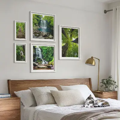 Ensemble de 5 tableaux représentant des paysages verdoyants de cascades
