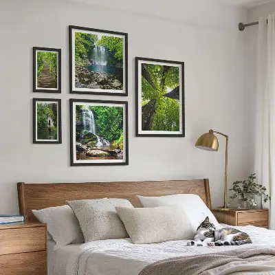 Ensemble de 5 tableaux représentant des paysages verdoyants de cascades