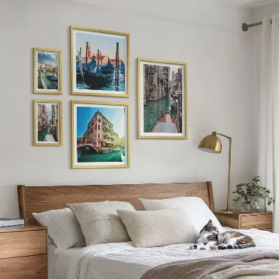 Lot de tableaux encadrés représentant le charme des gondoles sur les canaux de Venise