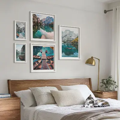 Lot de tableaux encadrés représentant des lacs de montagne et des bateaux en bois