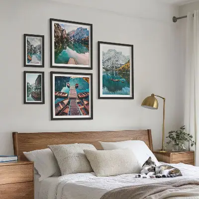 Lot de tableaux encadrés représentant des lacs de montagne et des bateaux en bois