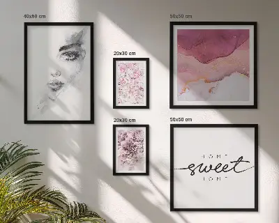 Ensemble de 5 tableaux représentant des portraits de femmes et des fleurs dans un style pastel