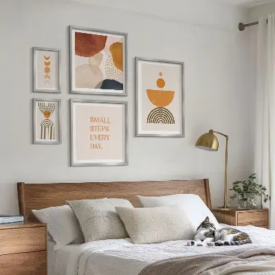 Lot de tableaux encadrés avec des graphismes élégants dans des tons naturels