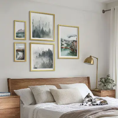 Tableau de décoration murale représentant des paysages de montagne avec des chalets et de l'eau