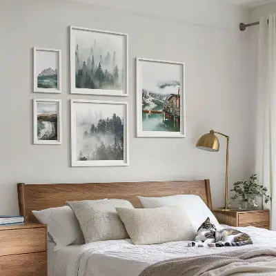Tableau de décoration murale représentant des paysages de montagne avec des chalets et de l'eau