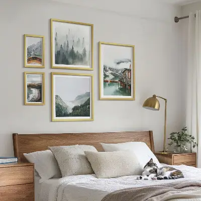 Ensemble de 5 tableaux représentant des paysages de montagne avec des maisons et de l'eau