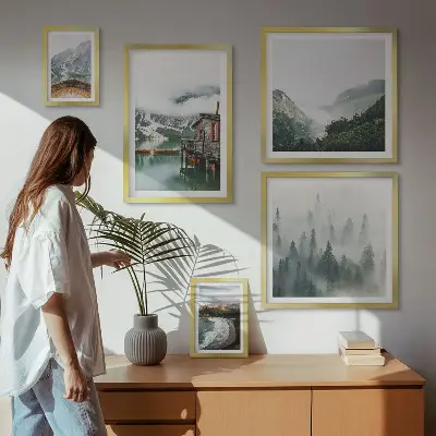 Ensemble de 5 tableaux représentant des paysages de montagne avec des maisons et de l'eau