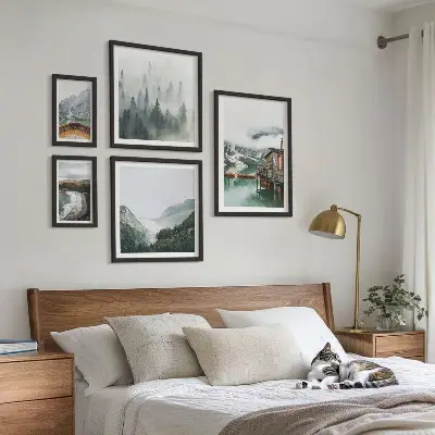 Ensemble de 5 tableaux représentant des paysages de montagne avec des maisons et de l'eau