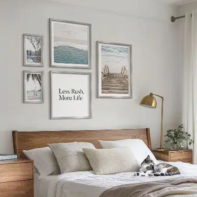 Ensemble de 5 tableaux représentant une vue calme sur la mer et la plage