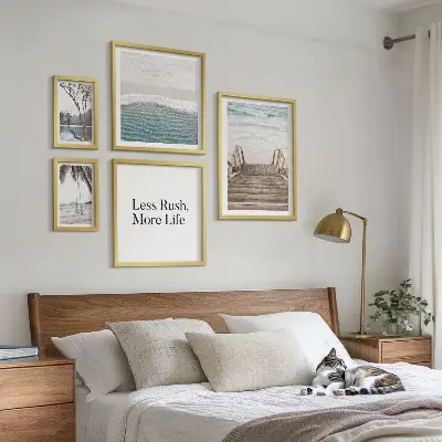 Ensemble de 5 tableaux représentant une vue calme sur la mer et la plage