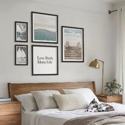 Ensemble de 5 tableaux représentant une vue calme sur la mer et la plage