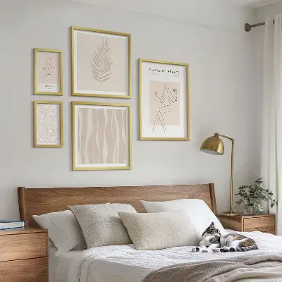 Ensemble de 5 tableaux avec des motifs stylisés de femmes et de plantes