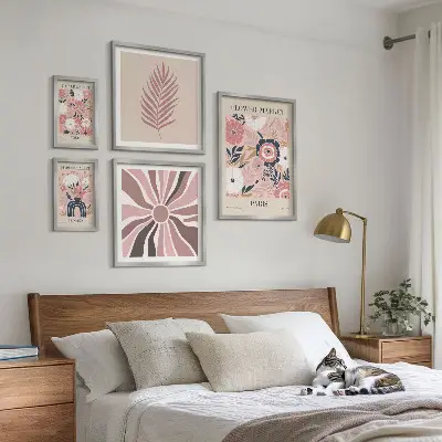 Ensemble de 5 tableaux représentant des marchés aux fleurs de style bohème