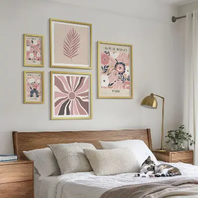 Ensemble de 5 tableaux représentant des marchés aux fleurs de style bohème