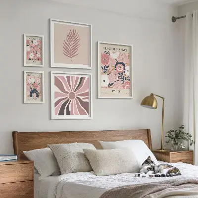 Ensemble de 5 tableaux représentant des marchés aux fleurs de style bohème