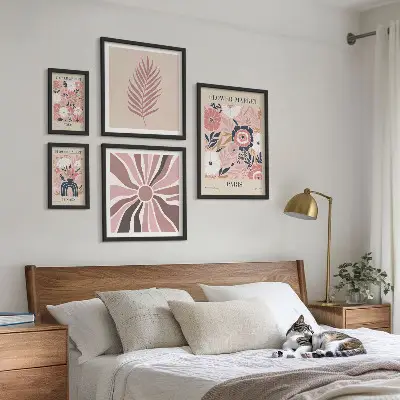 Ensemble de 5 tableaux représentant des marchés aux fleurs de style bohème