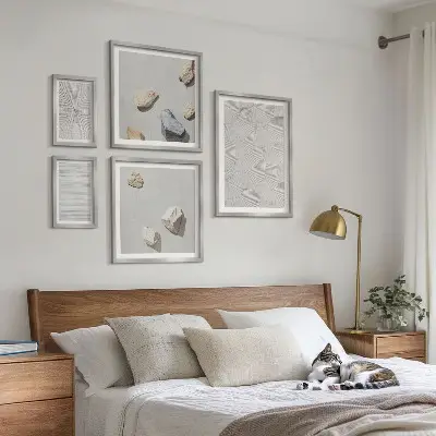Ensemble de 5 tableaux représentant des pierres géométriques en carton