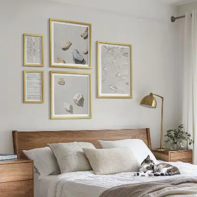 Ensemble de 5 tableaux représentant des pierres géométriques en carton