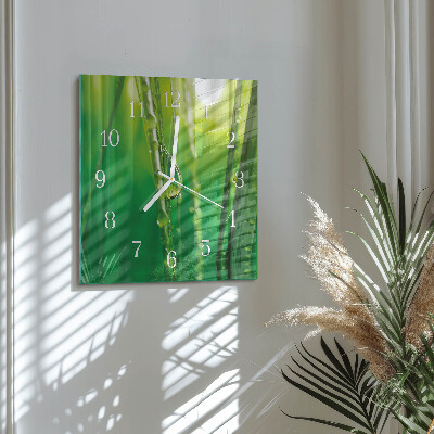 Horloge carrée en verre Des gouttes sur l'herbe