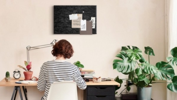 Que mettre au mur à côté de son bureau ? Guide