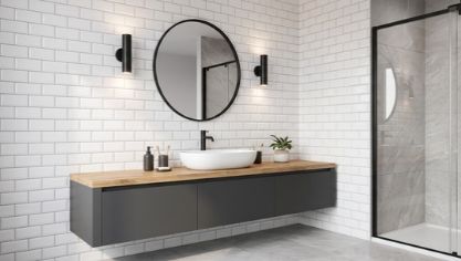 Que mettre sur le mur de la salle de bain à la place du carrelage ? Un guide pratique des alternatives modernes