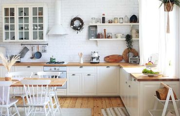 Décor de cuisine élégant, c’est-à-dire une cuisine blanche avec un plan de travail en bois