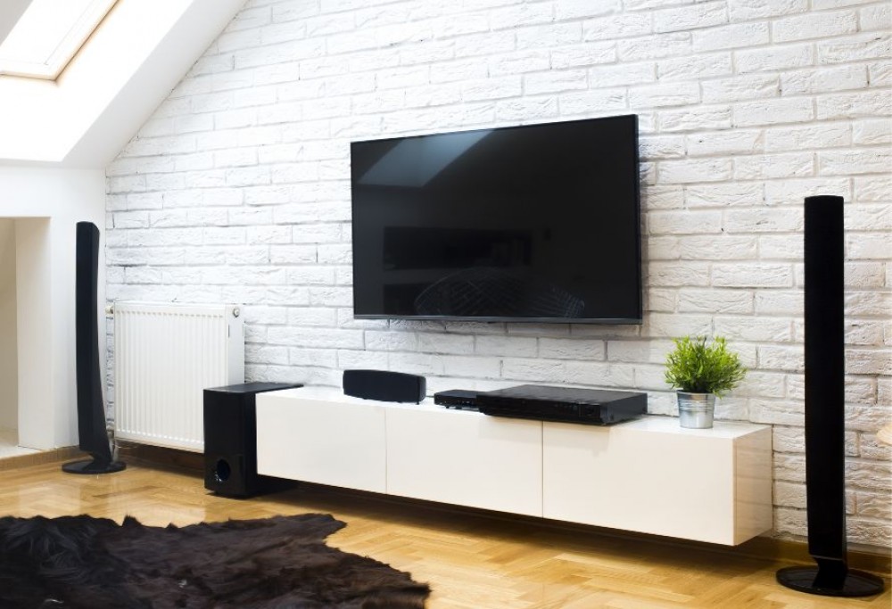 Un mur avec une TV dans le salon