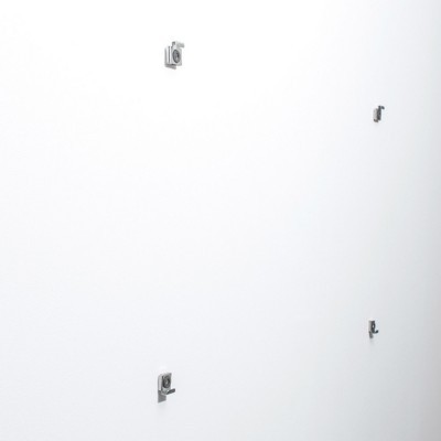 L'image est montée avec quatre cintres. Cintres de miroir montés au mur