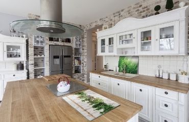 Planche à découper en verre ou en bois ? Découvrez comment nettoyer efficacement et éliminer les odeurs désagréables de vos planches de cuisine