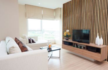 Un mur avec une TV dans le salon – inspirations et idées pour un design réussi