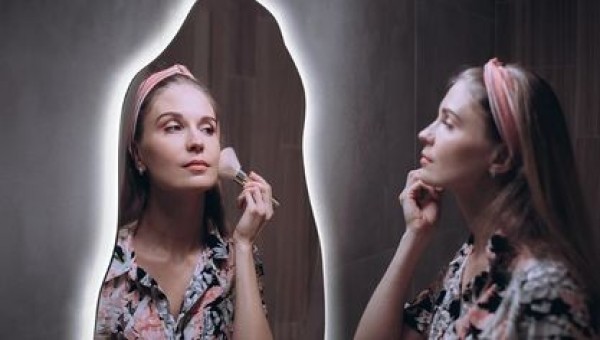 Comment agrandir optiquement une petite salle de bain sans fenêtre ?