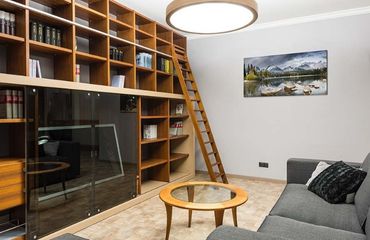 Comment choisir des décorations pour les étagères dans la salle de séjour ? Idées pour un projet réussi
