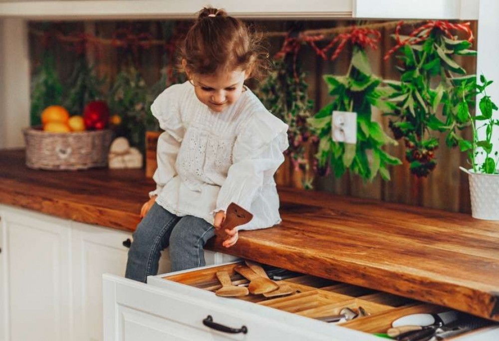 quoi au-dessus du comptoir de la cuisine