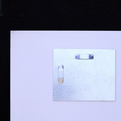 L'image est montée avec deux cintres. Les cintres sont collés à deux endroits sur le tableau