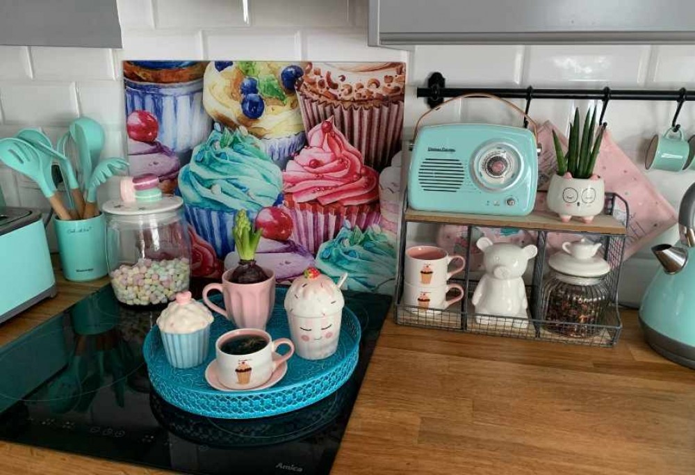 quoi au-dessus du comptoir de la cuisine